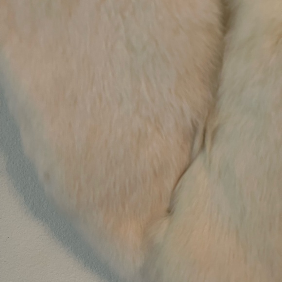 Elegant Faux Fur Collar in Cream - Picture 4 of 4